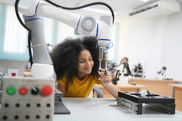 What's the Potential of Memristor-Based Computing in Artificial Intelligence?